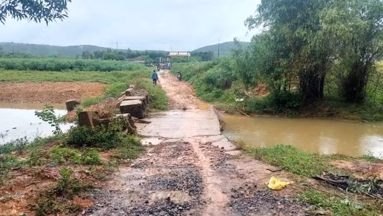 Đi qua khe nước để vào nhà cháu bé bị nước cuốn thương tâm -0