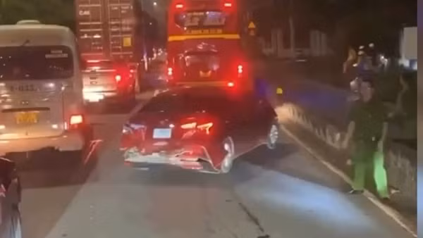 Ô tô chở thuốc lá lậu bị truy đuổi tông hàng loạt phương tiện trên quốc lộ 22