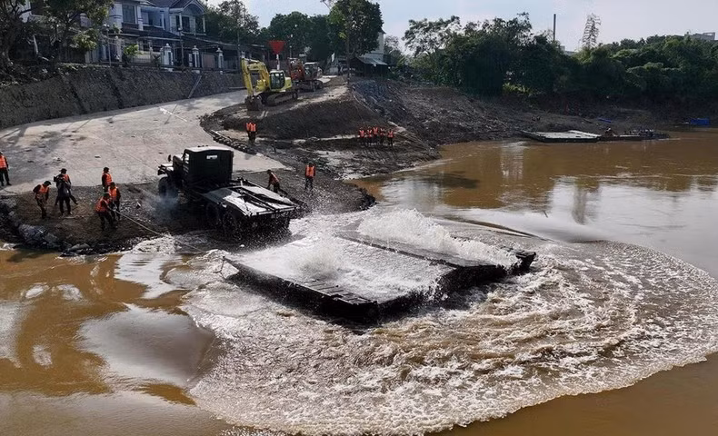 Bắc cầu phao thay thế cầu Phong Châu bị sập -1