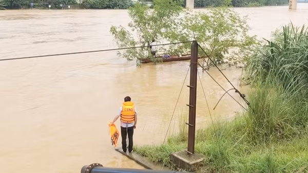 Công an xã cứu người đàn ông bị lũ sông Mã cuốn trôi 2km