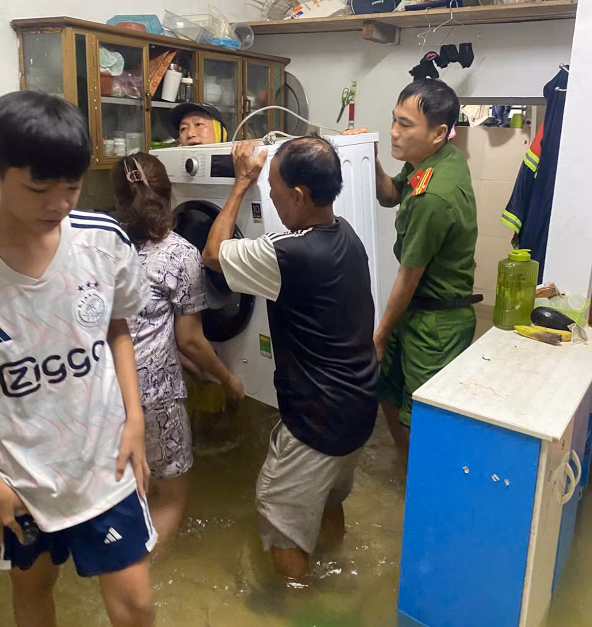 Công an TP Vinh hỗ trợ người dân và phương tiện tại các địa điểm bị ngập sâu -0