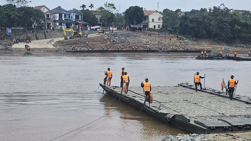 Bắc cầu phao thay thế cầu Phong Châu bị sập -1
