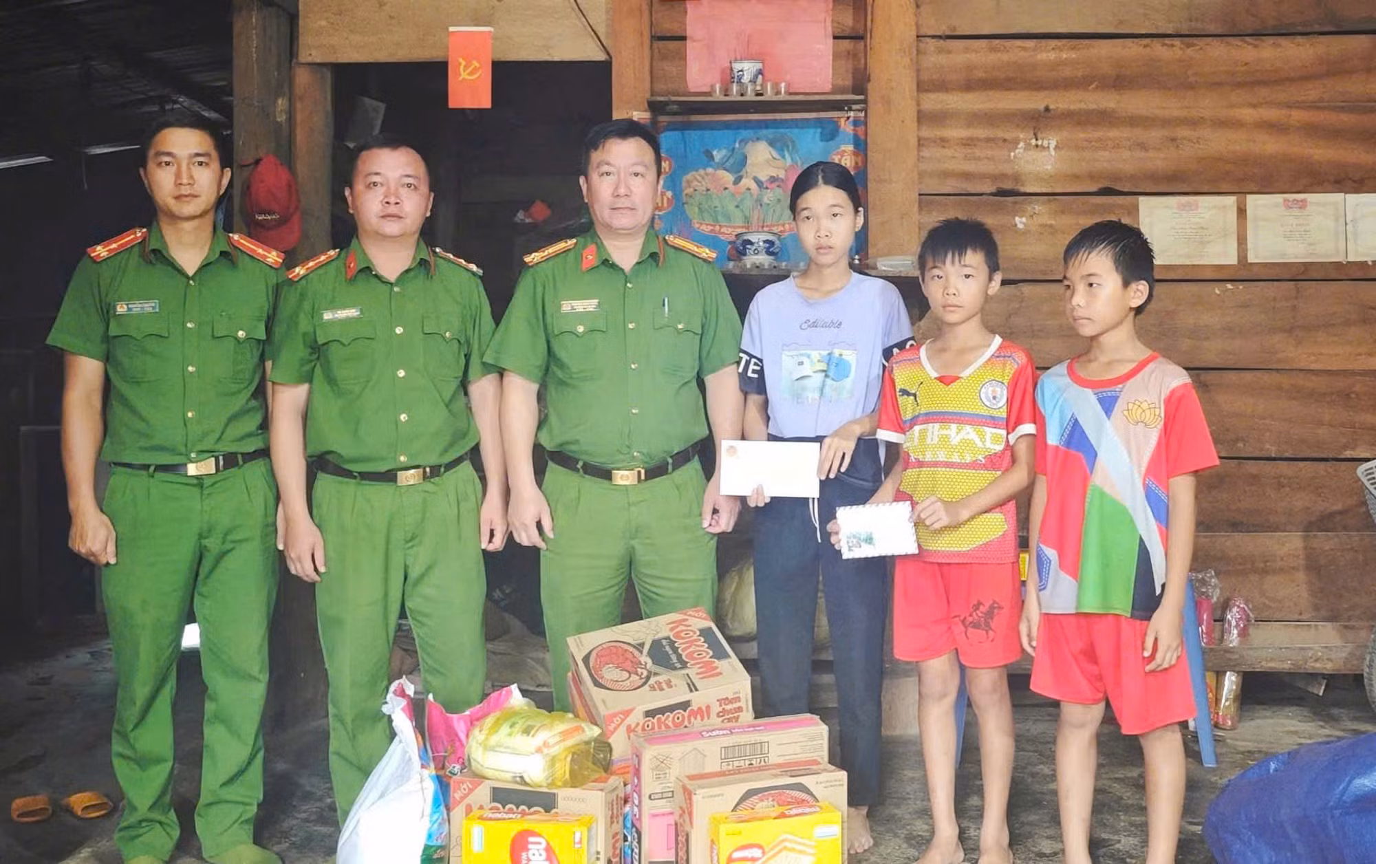Công an Đắk Nông trao tặng quà hỗ trợ 3 chị em mồ côi cả cha lẫn mẹ&nbsp; -1
