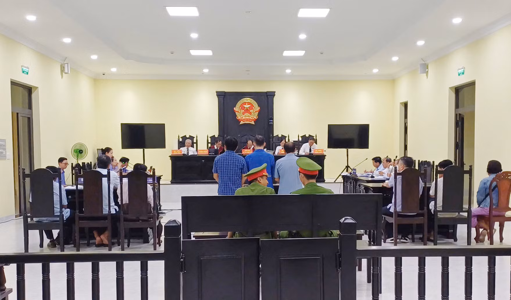 Hai cha con lĩnh án tù vì lừa đảo chiếm đoạt tài sản -0