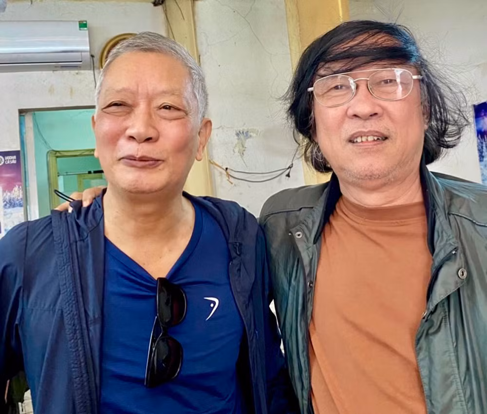 nhà văn trần chiến (trái ) và tác giả bài viết.jpg -0
