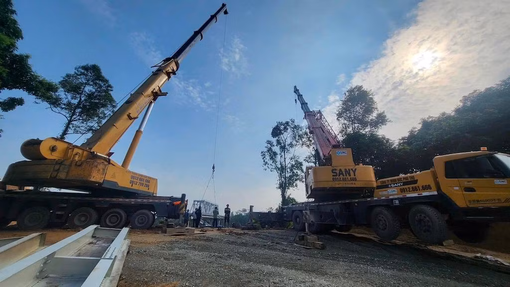 Đẩy nhanh tiến độ trục vớt nhịp cầu Phong Châu và phương tiện gặp nạn -5