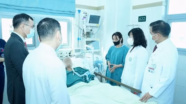 Sức khoẻ bé gái Làng Nủ điều trị tại Bệnh viện Bạch Mai giờ ra sao?