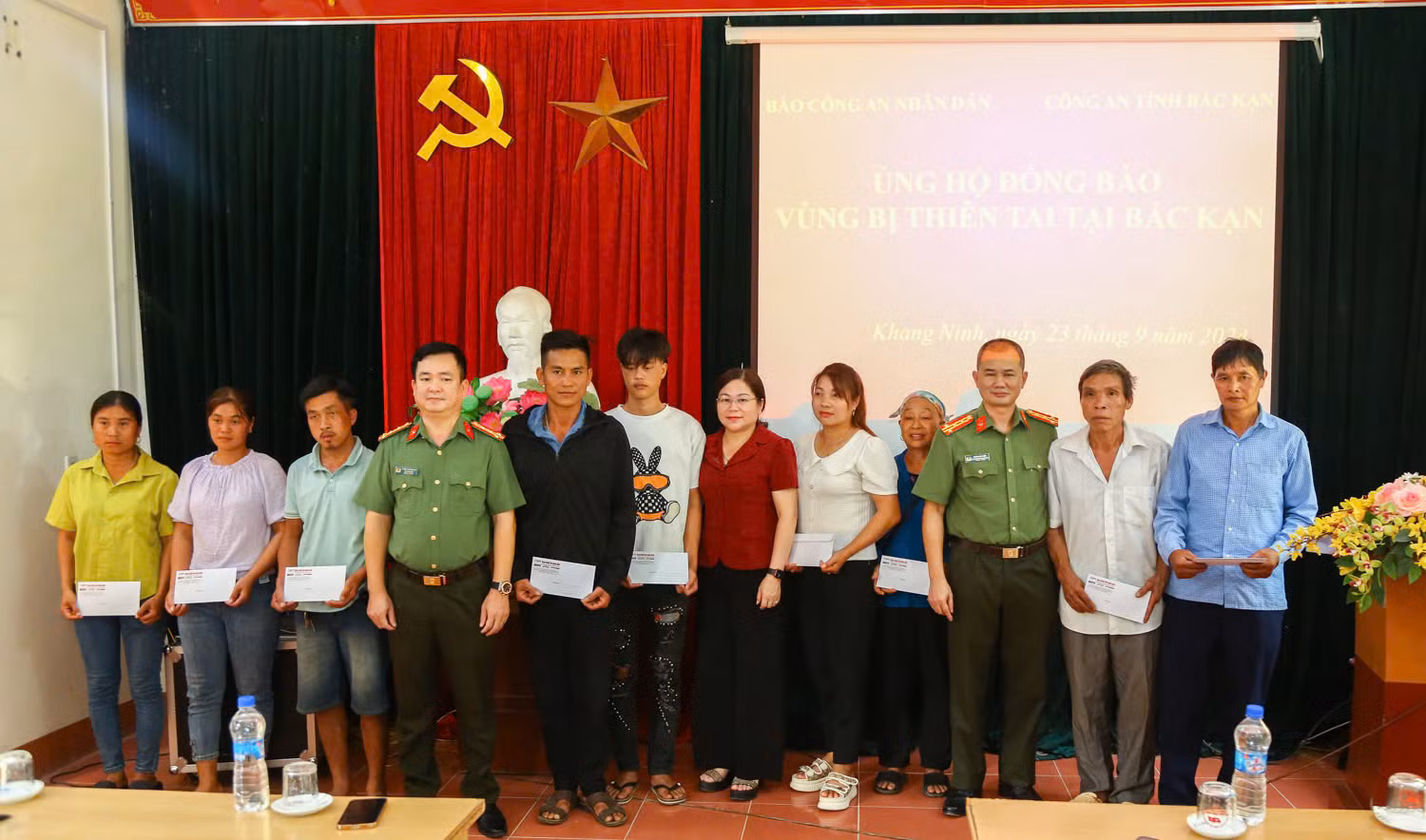Trao gửi yêu thương, sẻ chia khó khăn với đồng bào Bắc Kạn -0