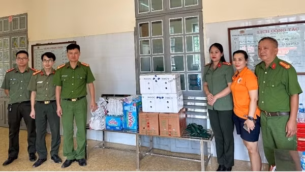 Nhiều hoạt động thiện nguyện giúp đỡ người dân khắc phục hậu quả của mưa bão