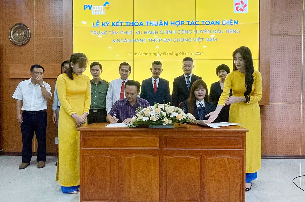 PVcomBank và UBND huyện Dầu Tiếng ký kết hợp tác về thúc đẩy chuyển đổi số -1