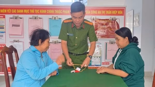 Nhặt được túi chứa vàng, đem nộp Công an nhờ trả lại