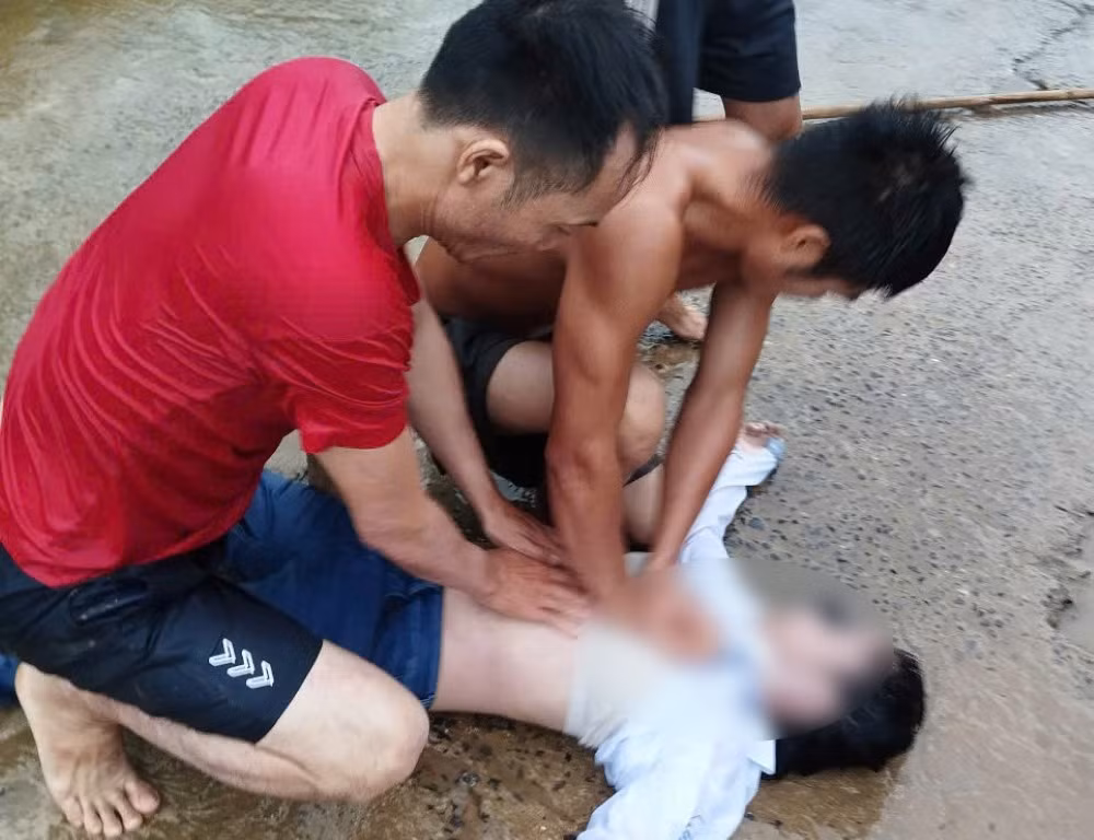 Đi qua đập tràn, 2 anh em bị nước cuốn trôi -0