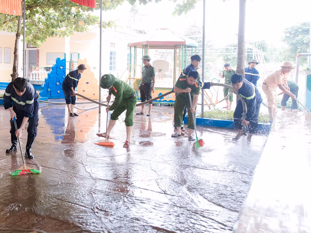Công an Hương Sơn bám địa bàn, khắc phục hậu quả mưa lũ -1