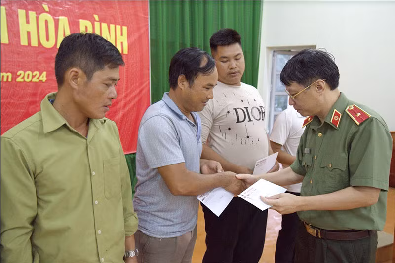 Chia sẻ yêu thương với bà con tỉnh Hoà Bình bị thiệt hại do mưa lũ -0