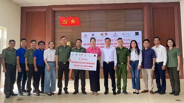 Văn phòng Bộ Công an phối hợp tặng nguồn lực 157 triệu đồng hỗ trợ sinh kế vùng lũ Yên Bái