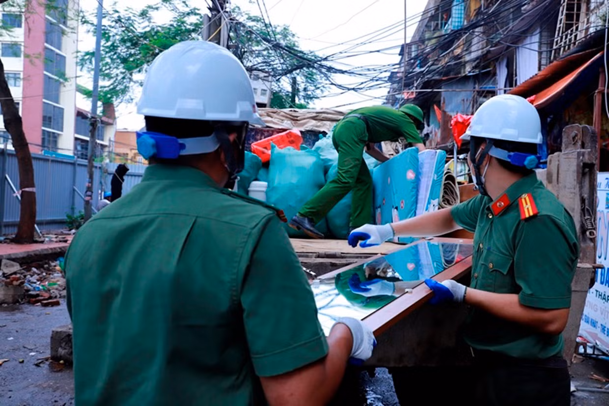 Lan tỏa hình ảnh đẹp của CBCS Công an Hải Phòng trong mưa bão -0