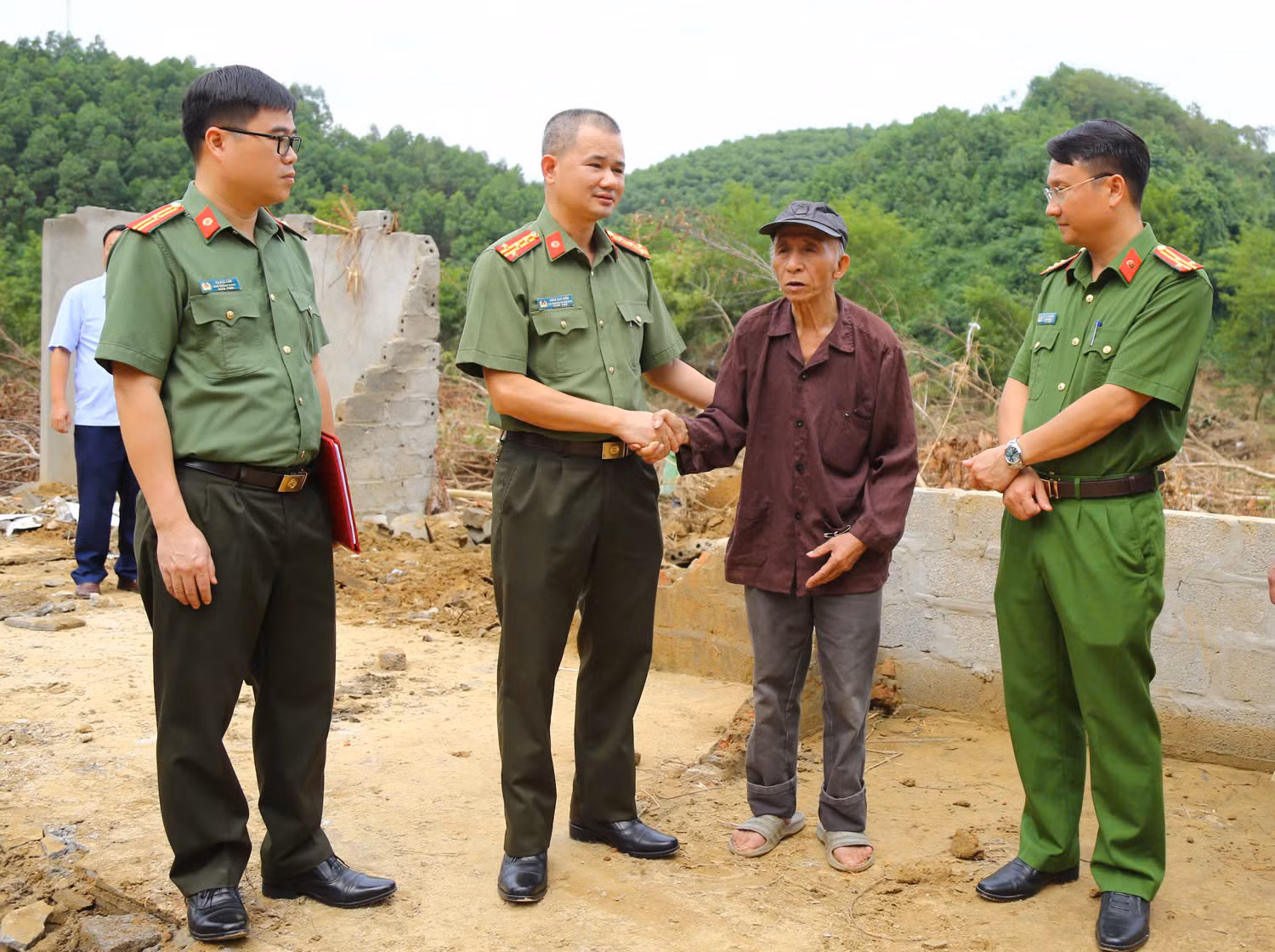 Trao gửi yêu thương, sẻ chia khó khăn với đồng bào Bắc Kạn -1