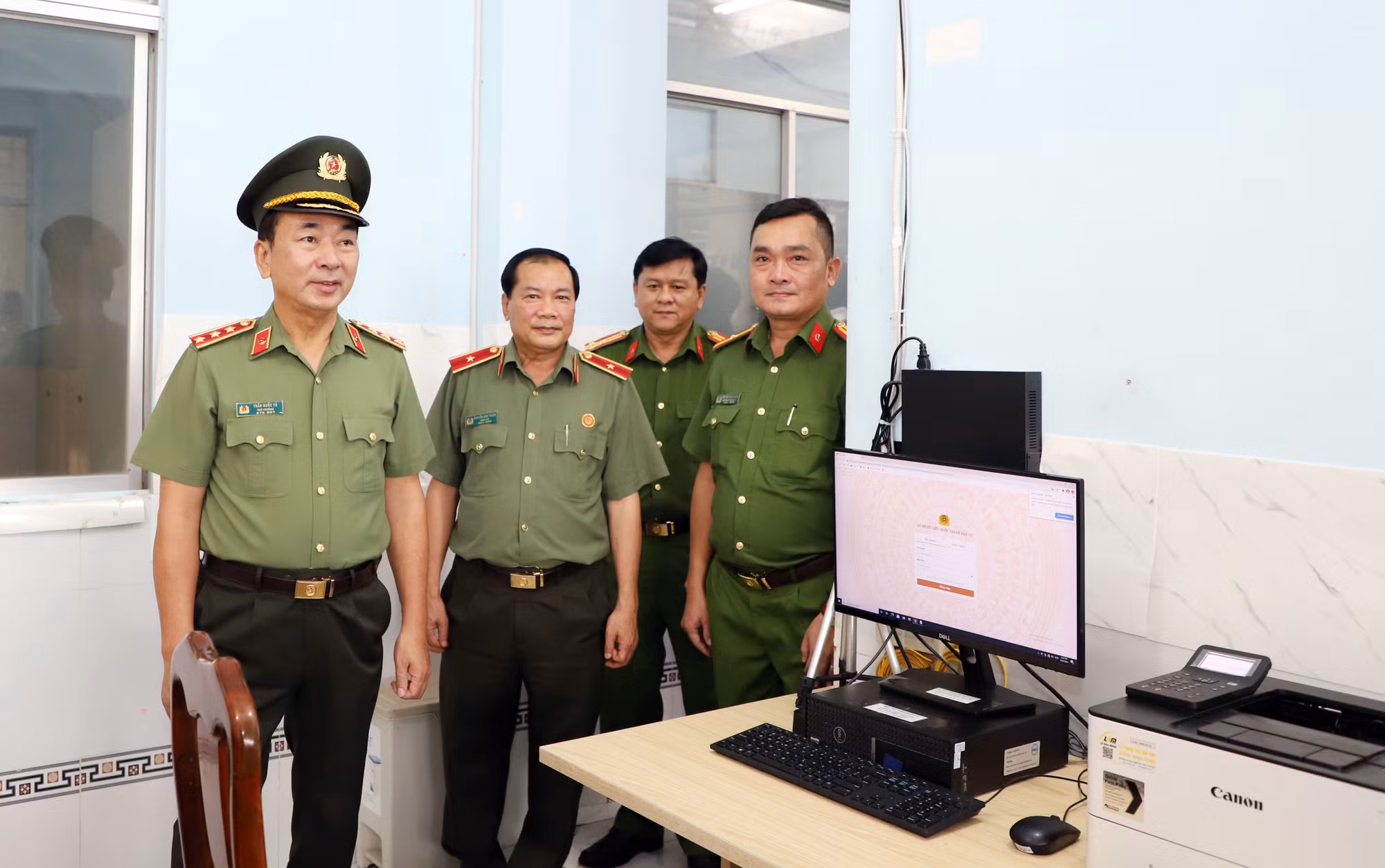 Thứ trưởng Trần Quốc Tỏ thăm, làm việc với Công an xã, phường tại TP Cần Thơ -1