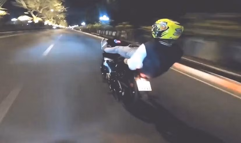 Xử lý “thánh giường nằm” buông tay điều khiển xe máy bằng 2 chân -0