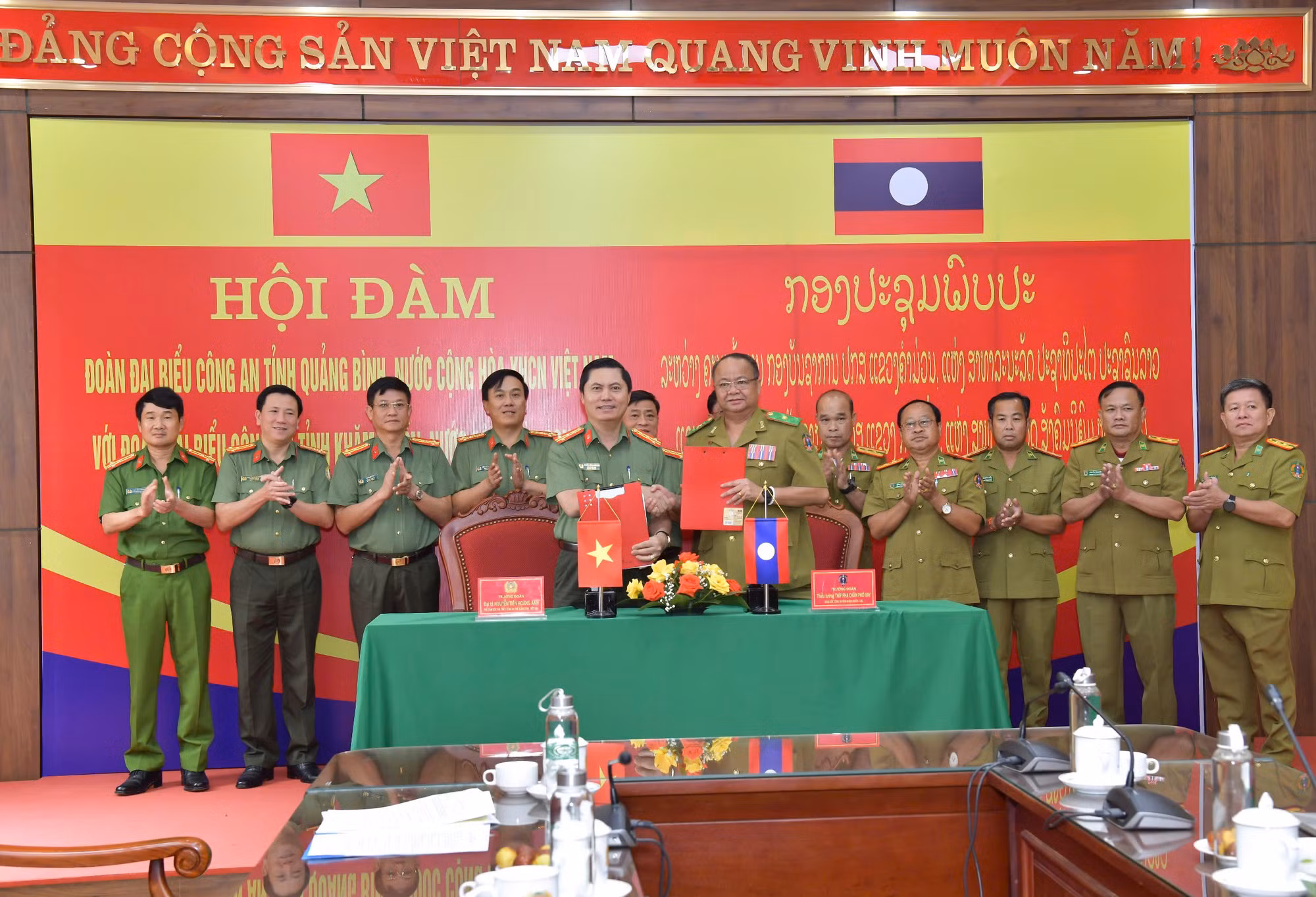 Công an tỉnh Quảng Bình và Công an tỉnh Khăm Muồn tổ chức hội đàm, ký biên bản ghi nhớ -0