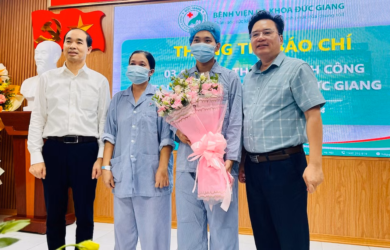 Ba bệnh nhân trẻ được ghép thận từ mẹ ruột hiến tặng -0