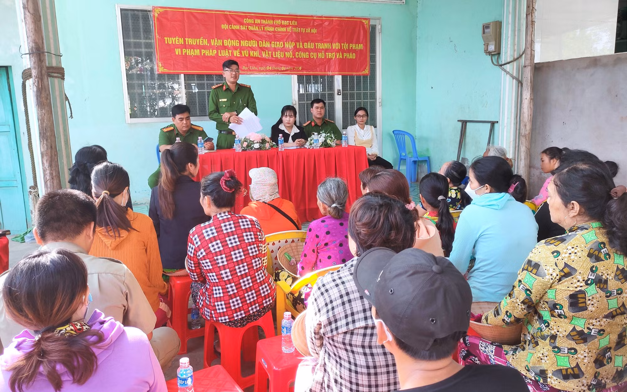 Công an Bạc Liêu thu hồi hàng trăm vũ khí, vật liệu nổ, công cụ hỗ trợ -1