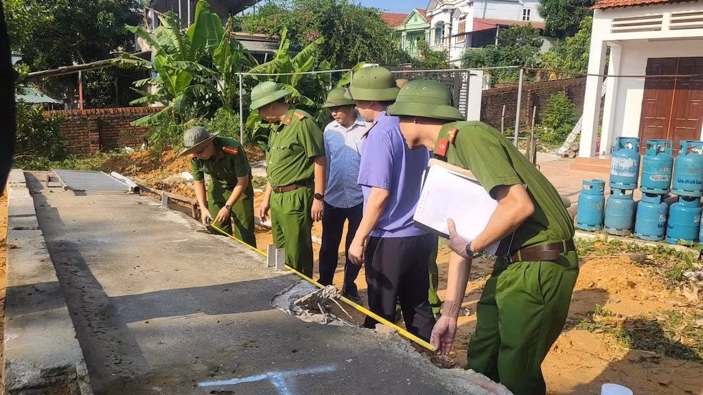 Đẩy nhanh tiến độ trục vớt nhịp cầu Phong Châu và phương tiện gặp nạn -1