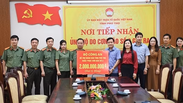 Bộ Công an trao hỗ trợ 2 tỷ đồng cho tỉnh Phú Thọ khắc phục hậu quả cơn bão số 3