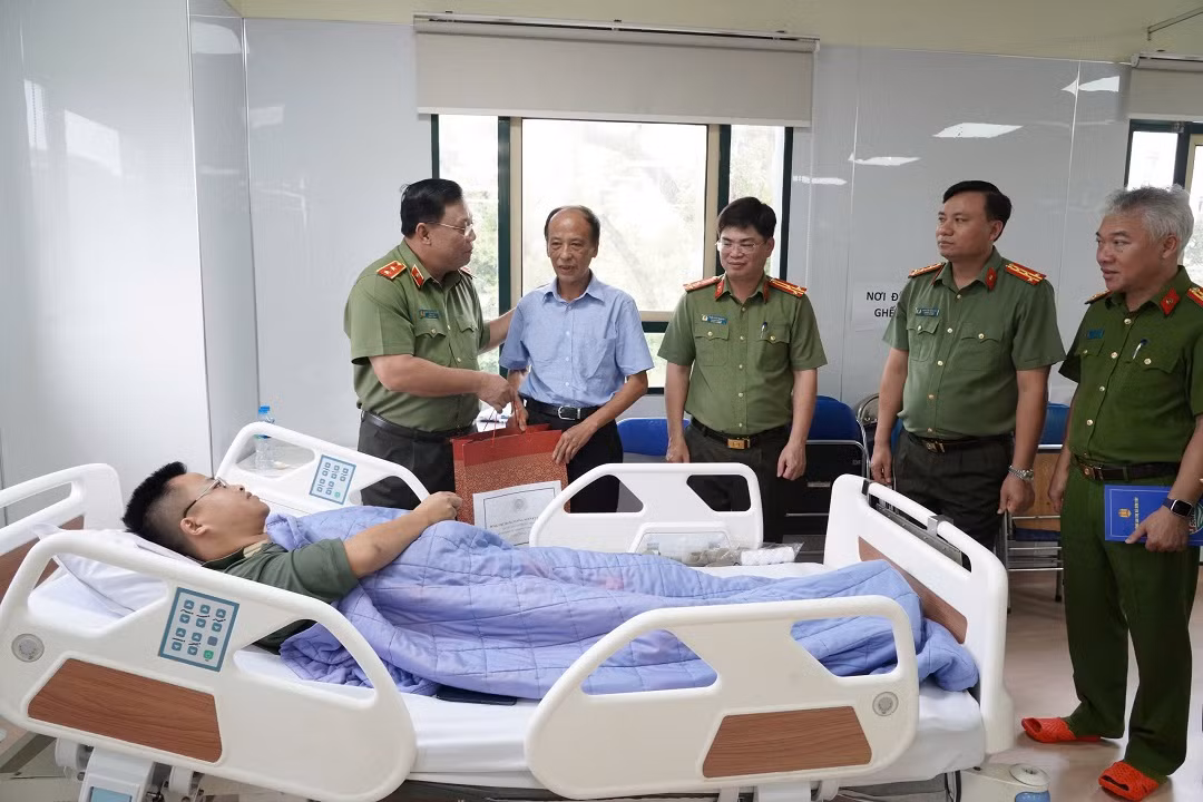 Giám đốc Công an Hà Nội thăm, động viên cán bộ Công an bị thương trong khi làm nhiệm vụ -0