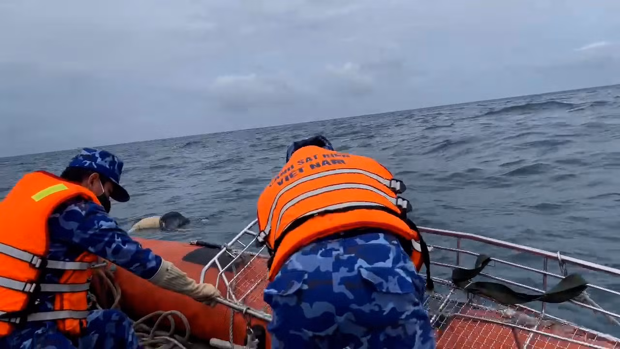 Đã tìm thấy một trong hai ngư dân tàu cá gặp nạn, mất tích trên biển -0