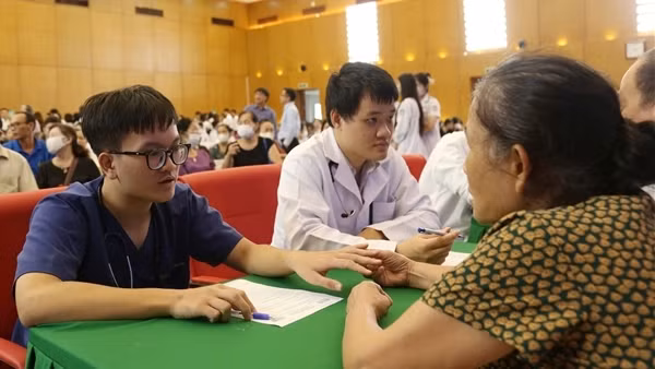Hơn 1 nghìn người được khám tầm soát miễn phí bệnh tim mạch, thận