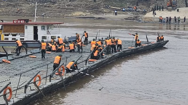 Bắc cầu phao thay thế cầu Phong Châu bị sập -0