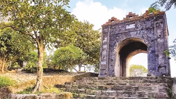 Đừng để di tích Hoành Sơn Quan mãi “cô đơn”