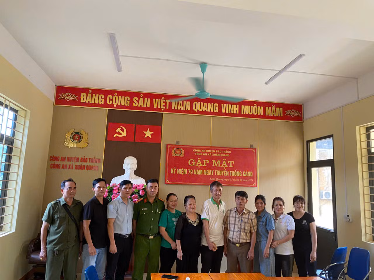Công an xã bàn giao túi vàng bị bỏ quên thùng đồ từ thiện cho chủ sở hữu -0