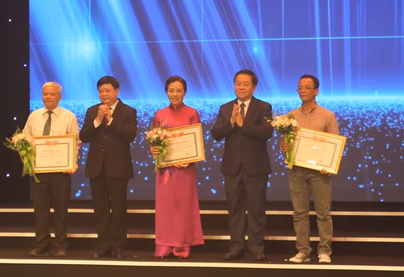 Khuyến khích cây viết trẻ trong lĩnh vực phê bình văn học nghệ thuật -0