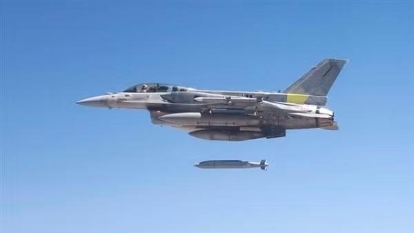 Mỹ cấp bom lượn "khủng", hứa đào tạo 18 phi công F-16 cho Ukraine