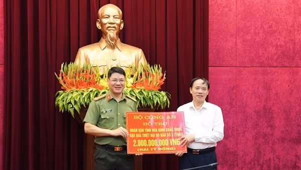 Cục Cảnh sát hình sự và Công an Hoà Bình ủng hộ đồng bào khắc phục hậu quả bão lũ