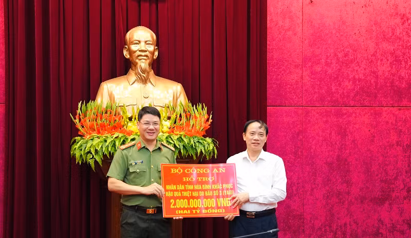 Công an tỉnh Hoà Bình trao tiền ủng hộ đồng bào bị thiệt hại do bão số 3 -1