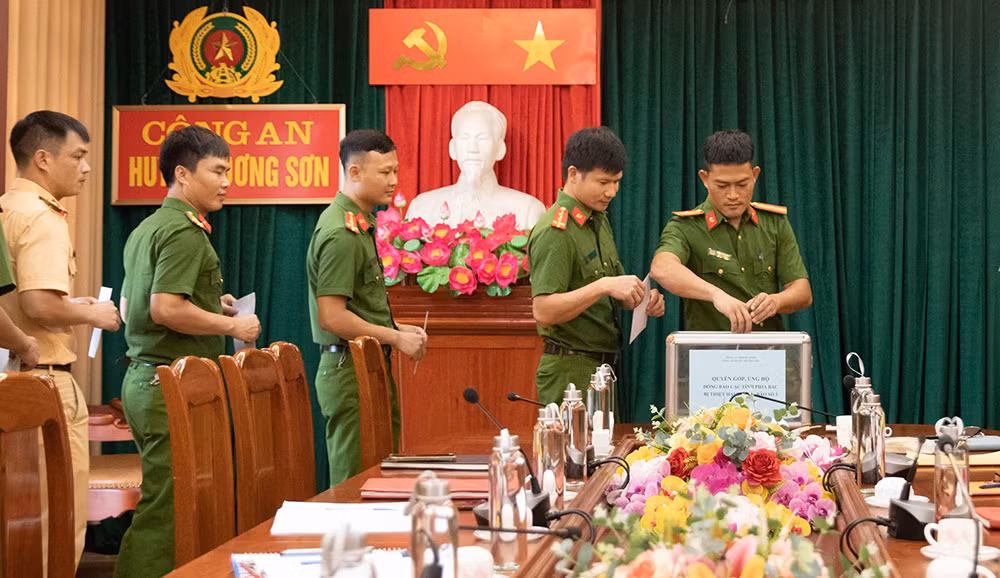 Công an Hương Sơn bám địa bàn, khắc phục hậu quả mưa lũ -0