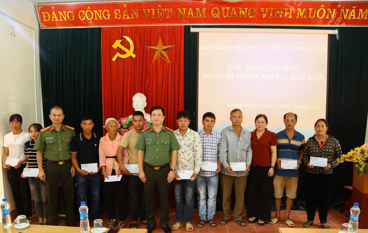 Trao gửi yêu thương, sẻ chia khó khăn với đồng bào Bắc Kạn -1