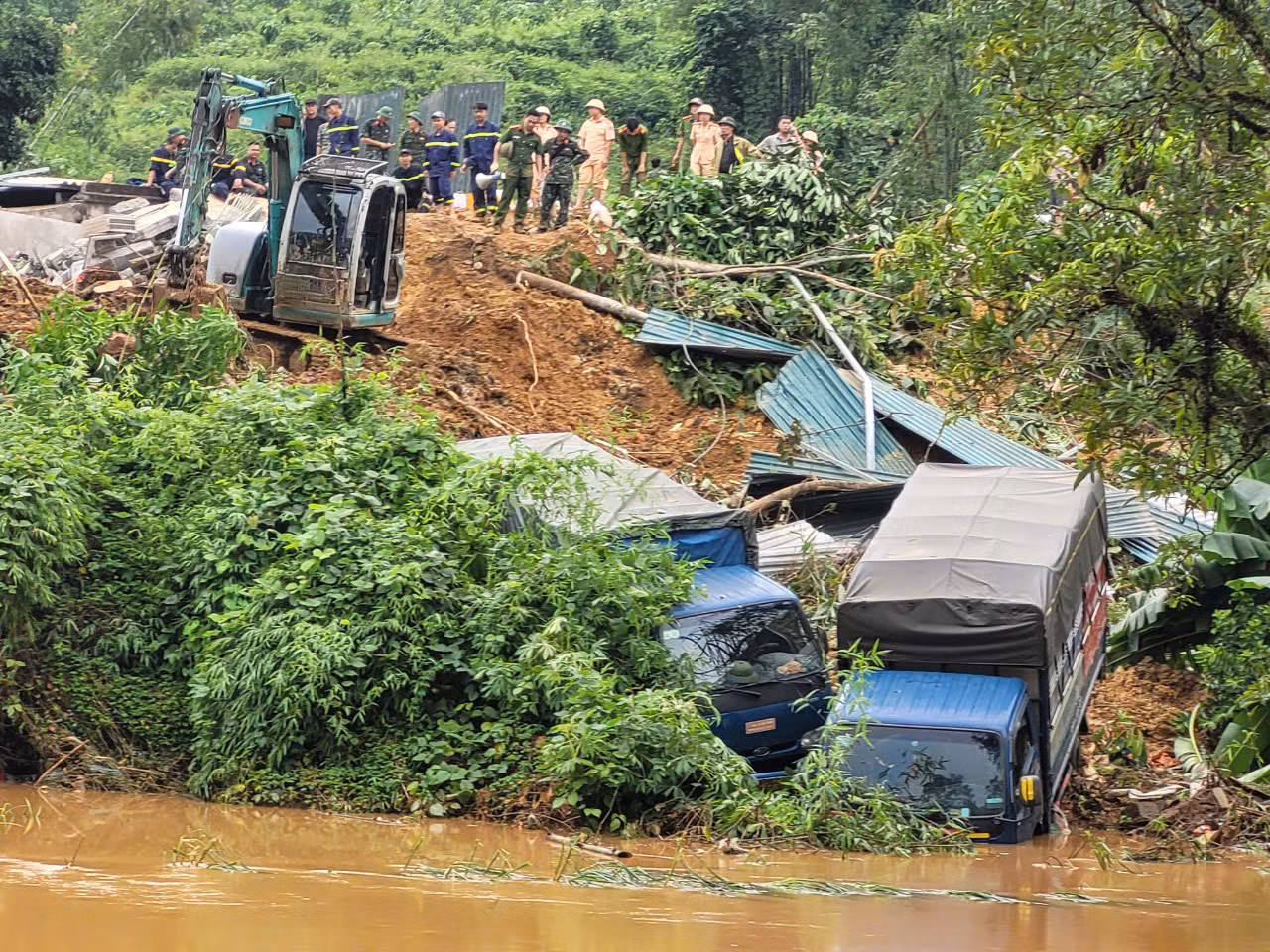 Công an Hà Giang khẩn trương tìm kiếm nạn nhân trong vụ sạt lở đất -0