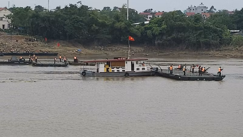 Bắc cầu phao thay thế cầu Phong Châu bị sập -0