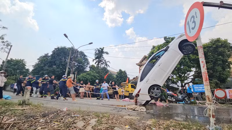Cứu nạn, cứu hộ xe ô tô bị rơi xuống nước tại khu Bến Vôi, xã Cấn Hữu, huyện Quốc Oai -0
