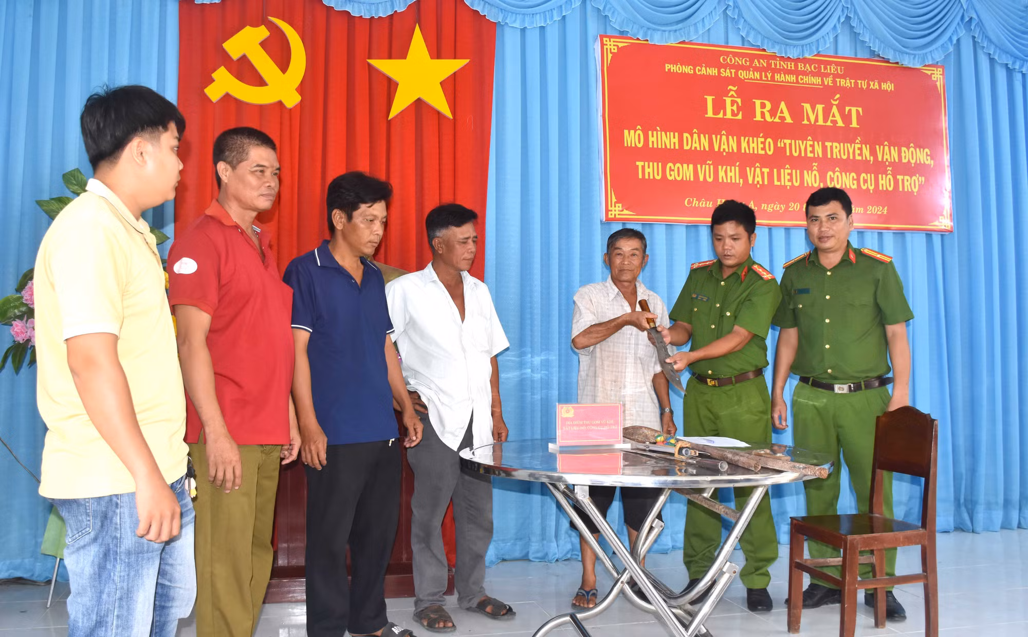Công an Bạc Liêu thu hồi hàng trăm vũ khí, vật liệu nổ, công cụ hỗ trợ -0
