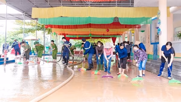 Công an huyện Hương Sơn tập trung giúp dân khắc phục hậu quả mưa lũ