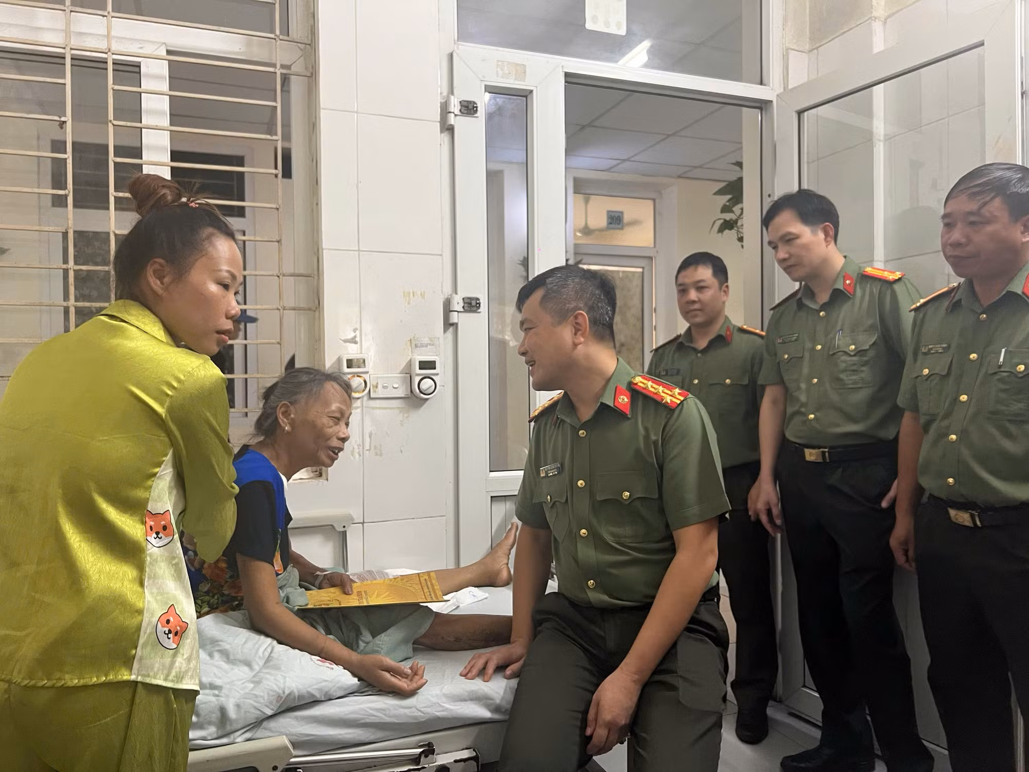 Công an tỉnh Thái Bình thăm, tặng quà hỗ trợ nhân dân và Công an tỉnh Lào Cai khắc phục hậu quả thiên tai -0