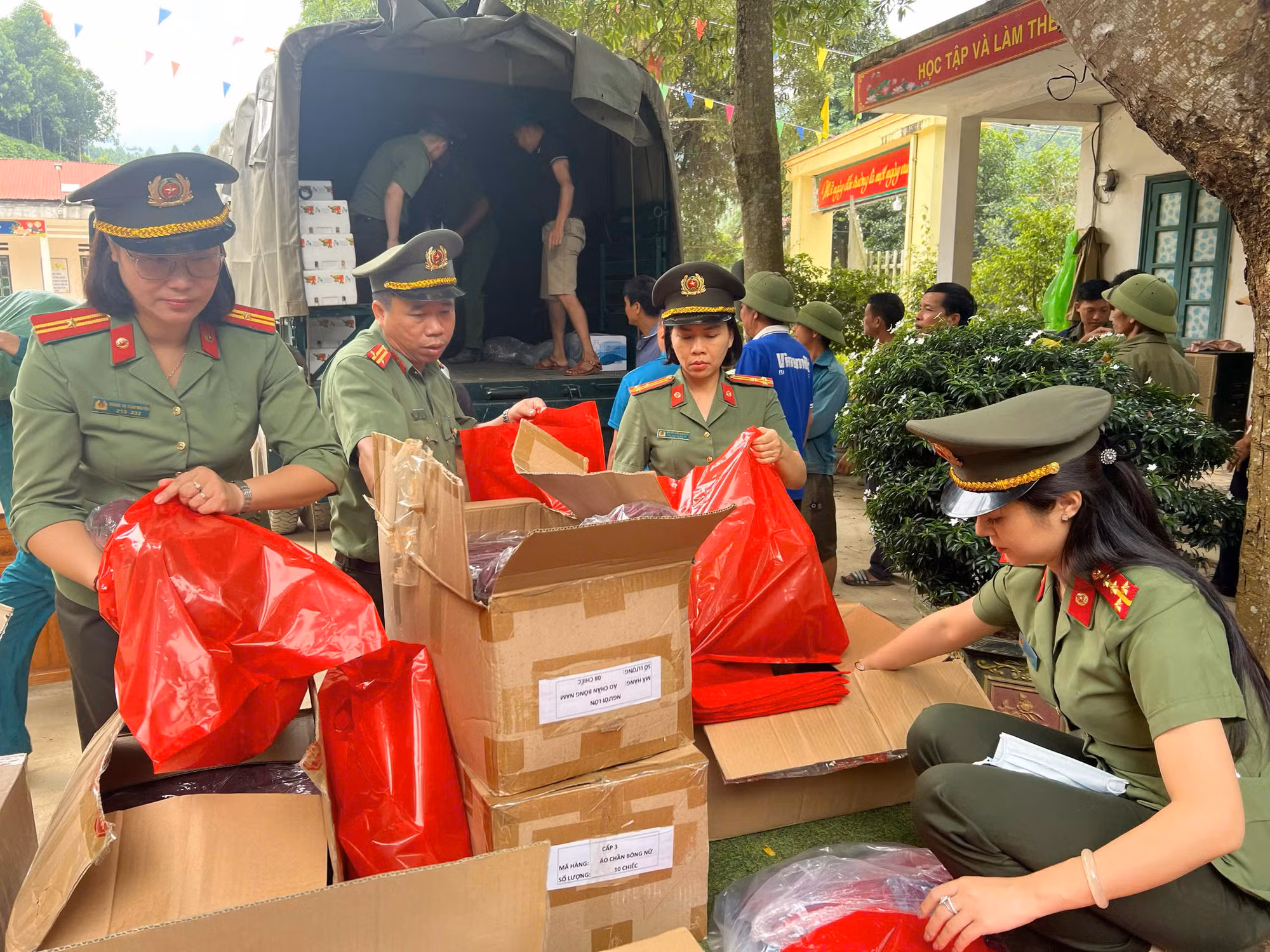 Công an tỉnh Thái Bình thăm, tặng quà hỗ trợ nhân dân và Công an tỉnh Lào Cai khắc phục hậu quả thiên tai -0