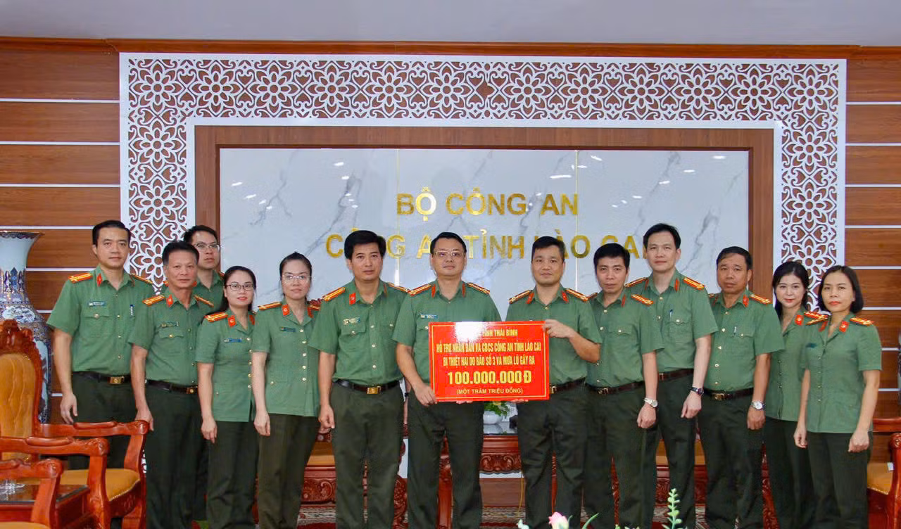 Công an tỉnh Thái Bình thăm, tặng quà hỗ trợ nhân dân và Công an tỉnh Lào Cai khắc phục hậu quả thiên tai -0