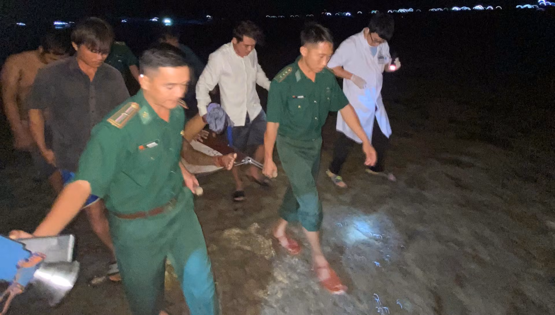 Tàu Cảnh sát biển tham gia tìm kiếm 2 ngư dân mất tích trên biển -0