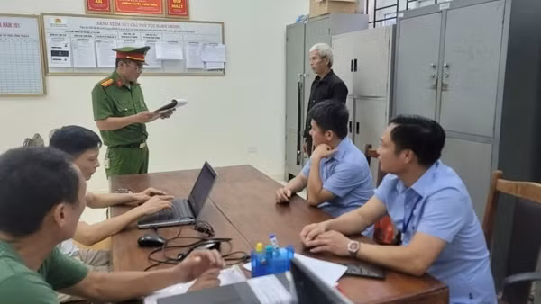 Mẫu thuẫn trong lúc nói chuyện, anh trai dùng dao chém em